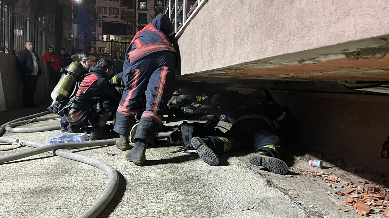 Manisa'daki Gelinlik Mağazasında Yangın: 2 Çalışan Kurtarıldı