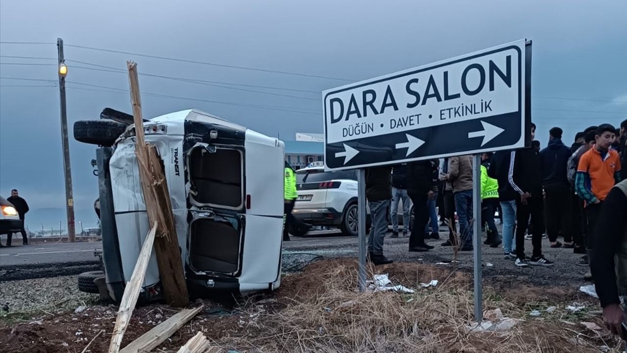 Mardin'de Okul Servisi ile Cip Çarpıştı: 11 Yaralı