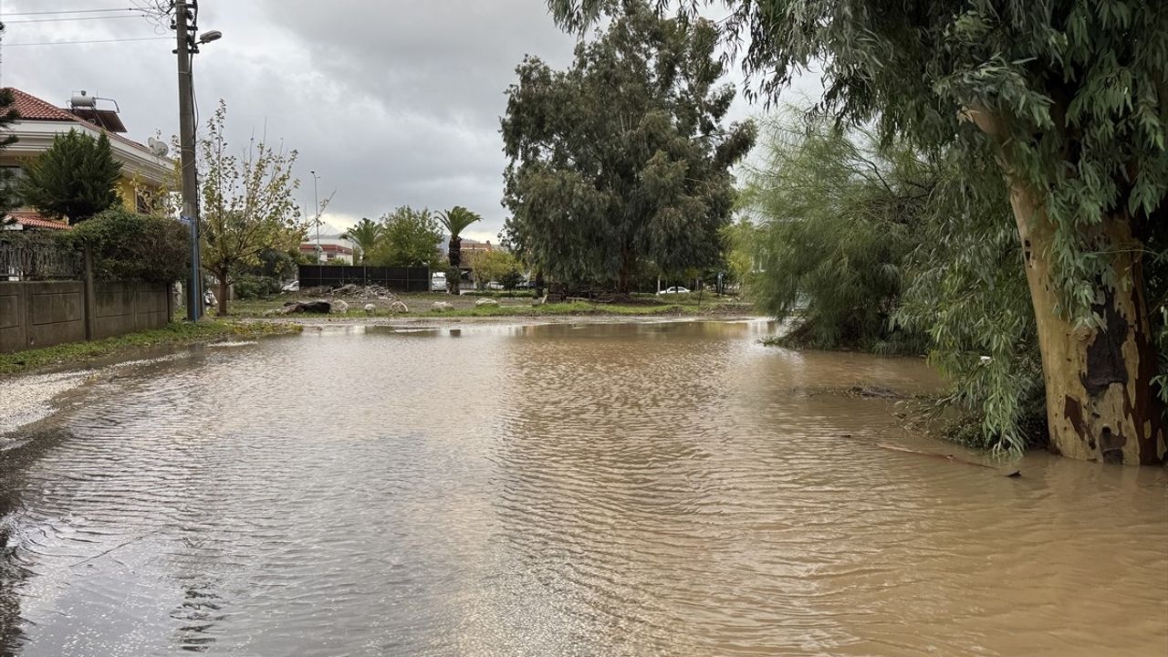 Marmaris'te Sağanak Yağış Hayatı Olumsuz Etkiledi