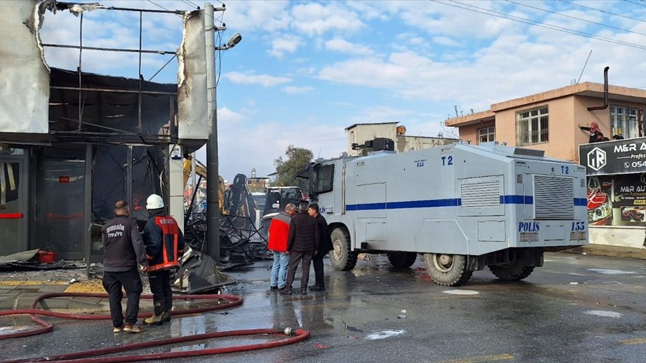 Mersin Tarsus'ta Yangın: 2 Market Hasar Gördü