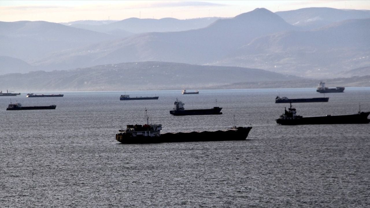 Meteorolojik Uyarı Sonrası Yük Gemileri Sinop'un Limanına Sığındı