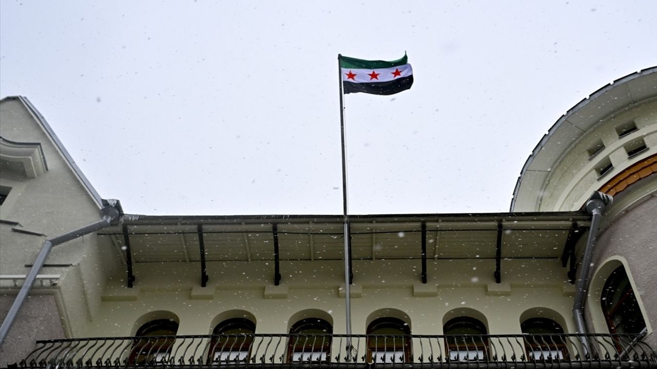 Moskova'daki Suriye Büyükelçiliğinde Bayrak Değişimi: Suriye Devrimi Bayrağı Gönde