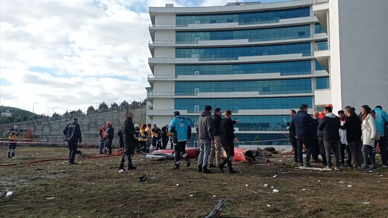 Muğla'da Eğitim ve Araştırma Hastanesine Çarpan Helikopter Düştü