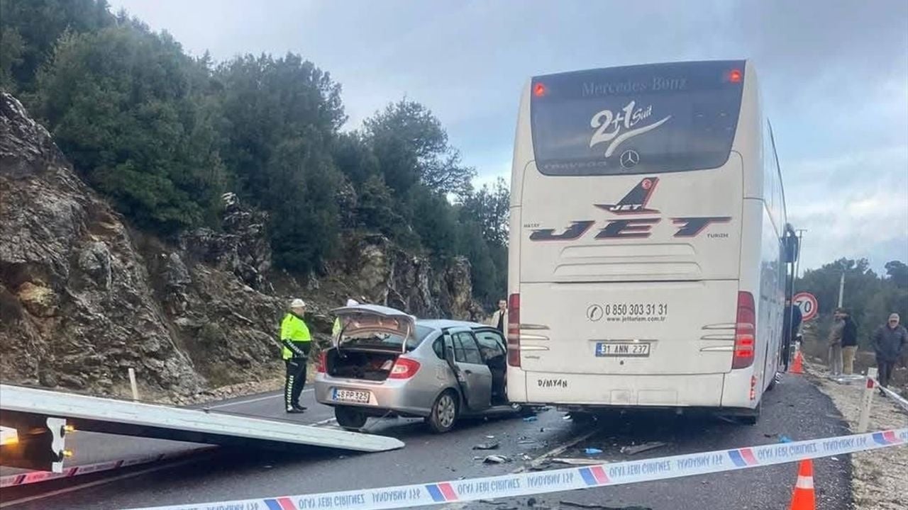 Muğla'da Feci Kaza: Otobüs ile Çarpışan Araçta Bir Çift Hayatını Kaybetti