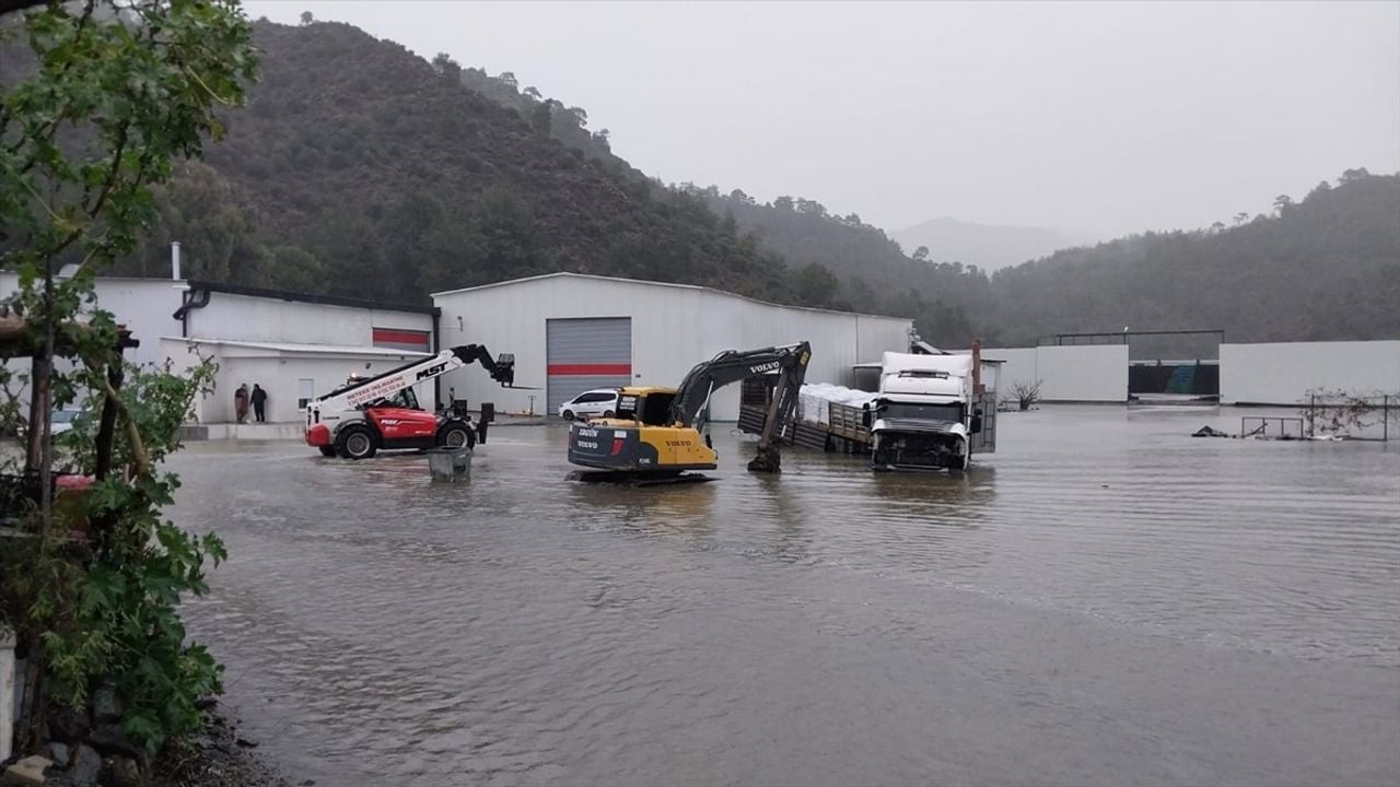 Muğla'da Sağanak ve Kar Etkili: Su Baskınları ve Kar Keyfi