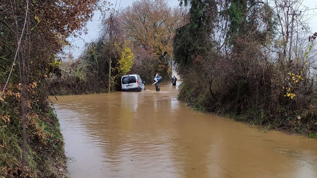 Muğla'da Sağanak Yağış Sonrası Araçta Mahsur Kalan 4 Kişi Kurtarıldı