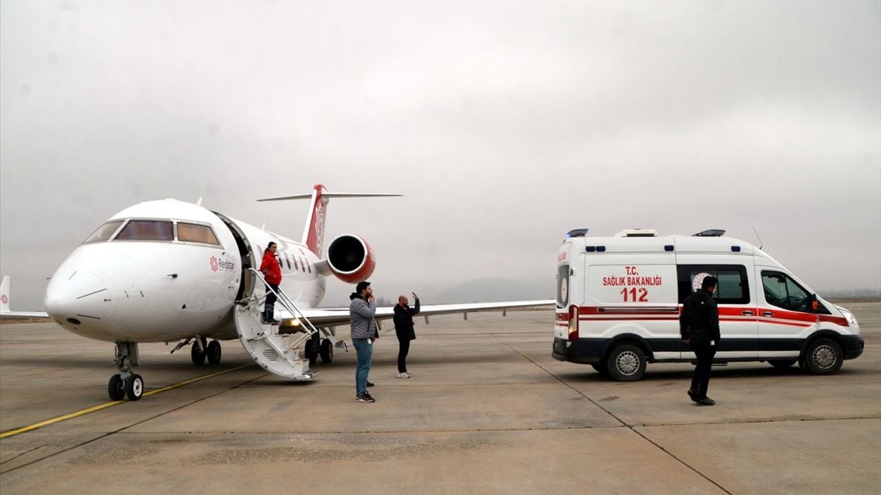 Muş'ta 8 Günlük Bebek ve 15 Yaşındaki Hasta Ambulans Uçakla Ankara'ya Sevk Edildi