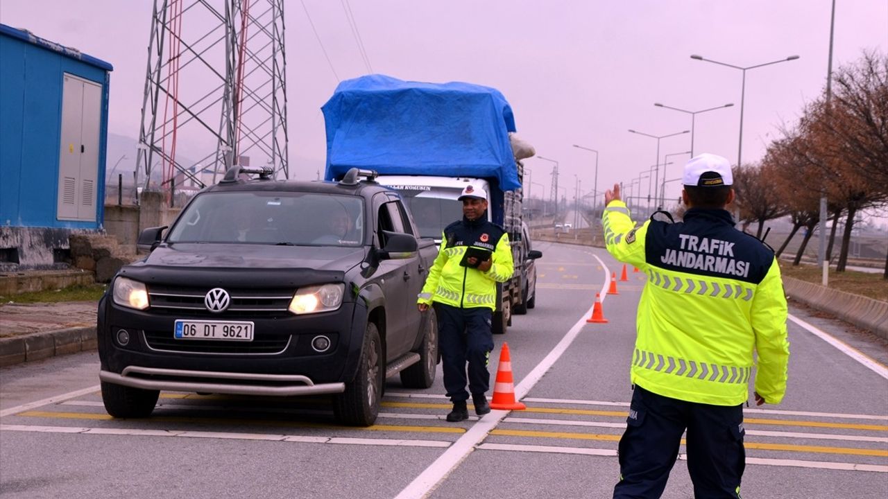 Muş'ta Jandarma Zorunlu Kış Lastiği Denetimi Gerçekleştirdi