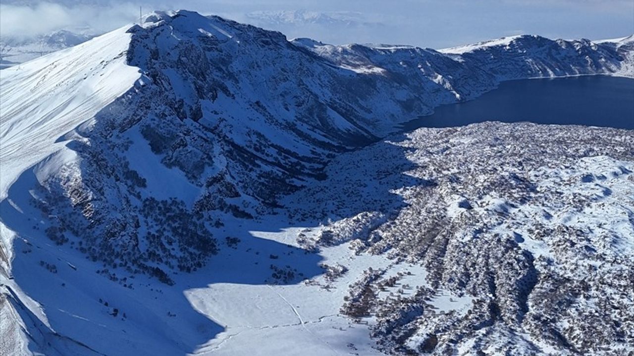 Nemrut Kalderası Karla Kaplandı: Doğa Harikası Beyaz ve Maviyle Büyülüyor