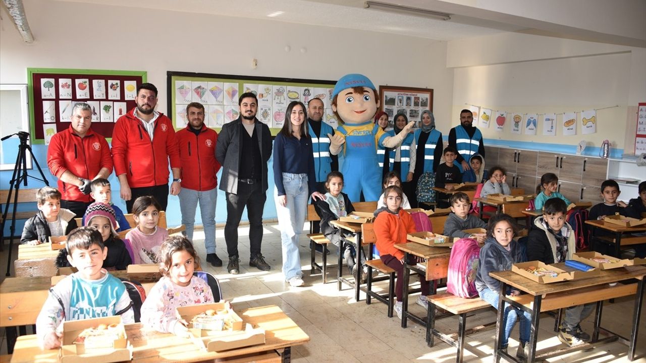 Neşeli Maskot, Şanlıurfa'daki Kırsal Okullara Pizza Dağıtıyor