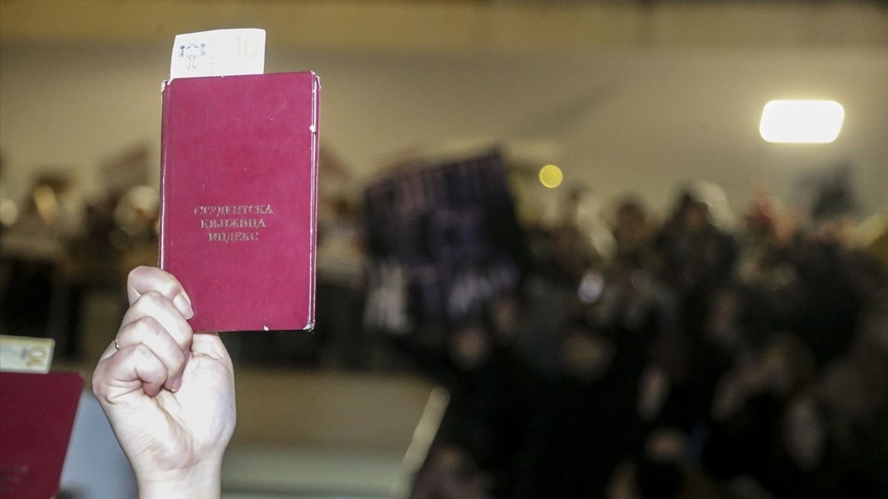 Novi Sad'daki Ölümlü Tren Kazasına Tepkiler Artıyor