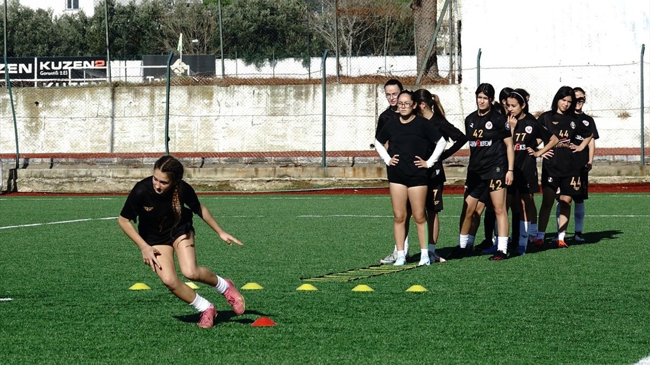 Öğretmen Baba Kızına Futbol Kulübü Kurdu