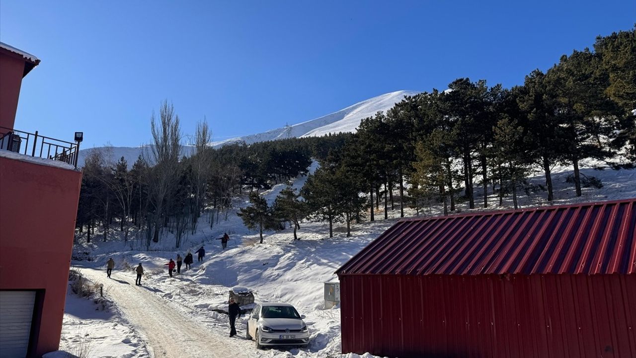 Palandöken Dağı'nda Sporculara Çığ Düştü