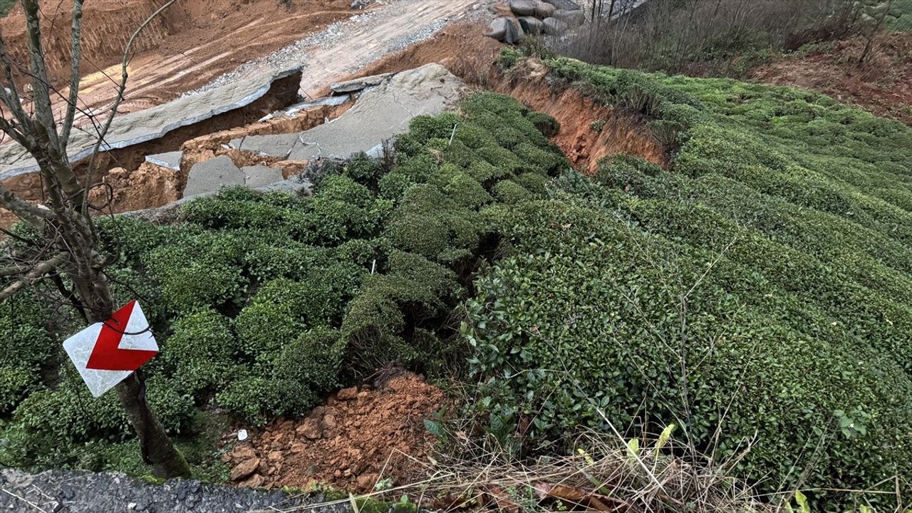 Rize'de Şiddetli Yağış Sonrası Heyelan: Mahalle Yolu Ulaşıma Kapandı