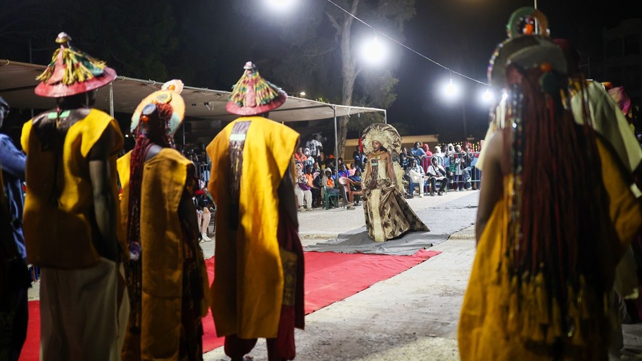 Saint-Louis 24. Fanal Festivali'nde Göz Kamaştıran Sokak Defilesi
