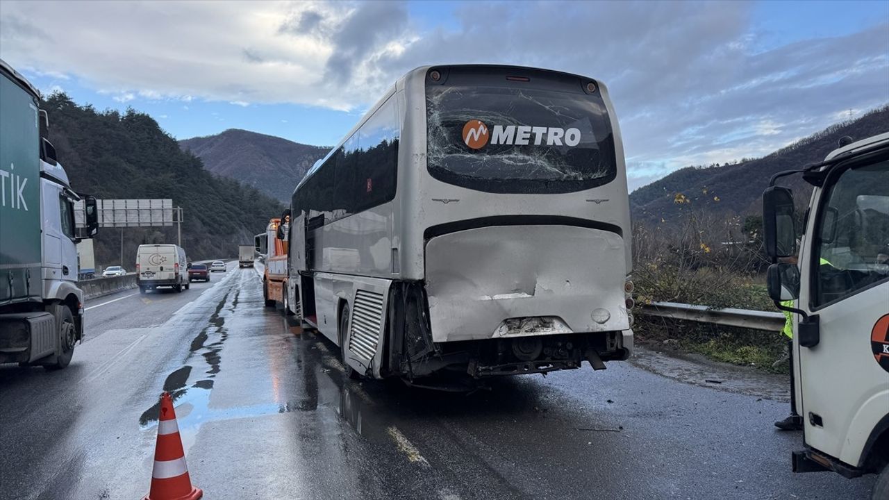 Sakarya'da 6 Araçla Meydana Gelen Kazada 15 Kişi Yaralandı