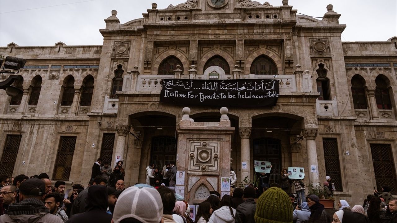 Şam'da Aileler, Alıkonulan Yakınları için Hicaz Tren Garı'nda Gösteri Düzenledi