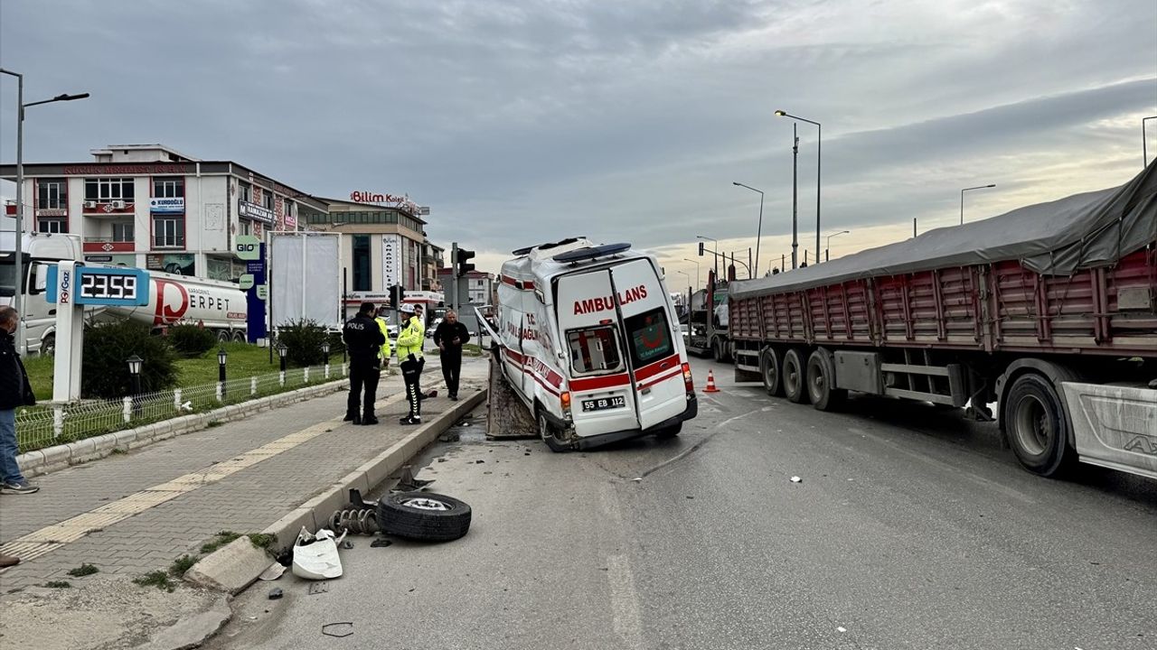 Samsun'da Ambulans ve Tır Çarpıştı: Şoför Yaralandı