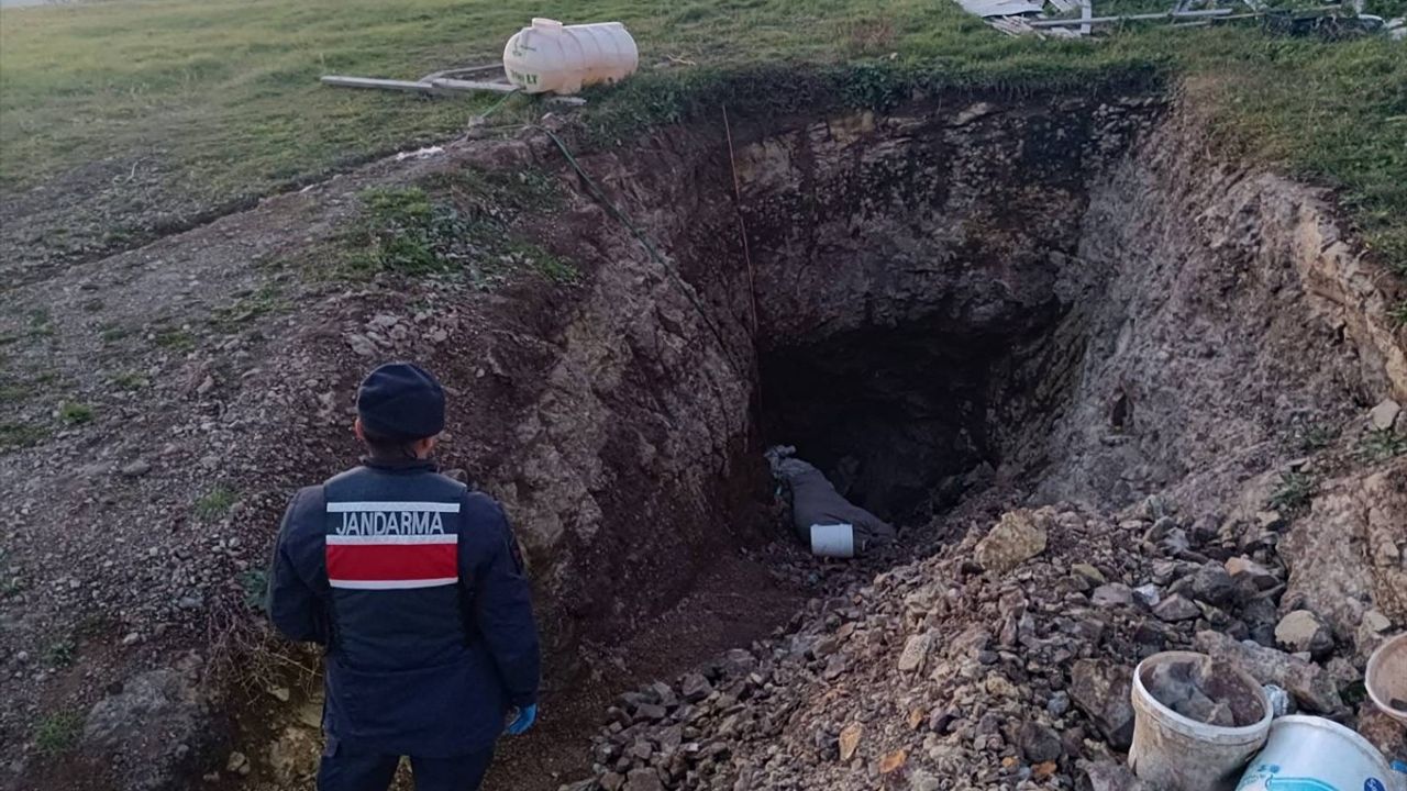 Samsun'da Evin Bahçesinde Kaçak Kazı Yapan Zanlı Yakalandı