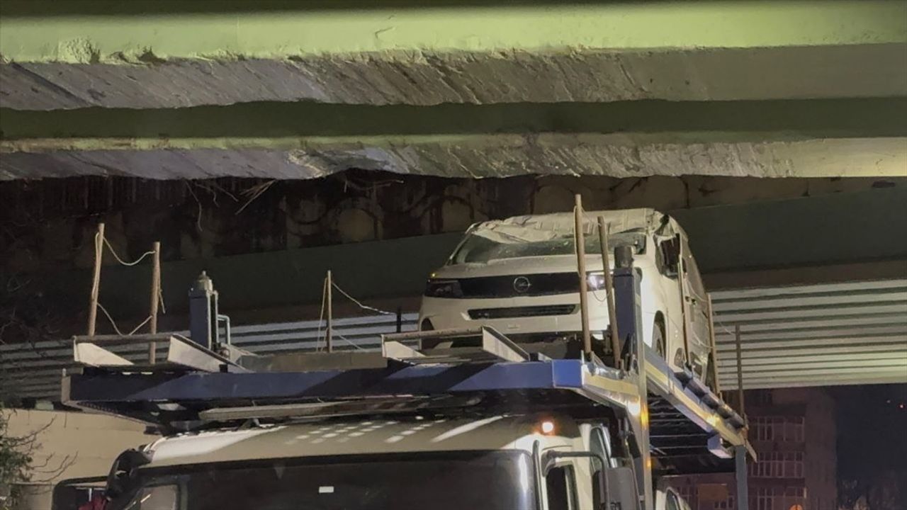 Sancaktepe'de Üst Geçide Çarpan Taşıyıcıda 3 Araç Hasar Gördü