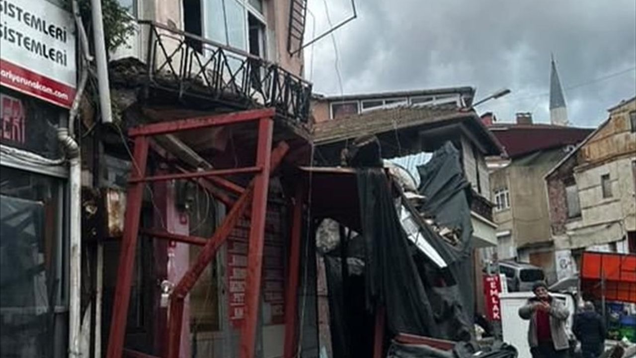 Sarıyer'de Metruk Binadan Düşen Parçalar İki Araca Zarar Verdi