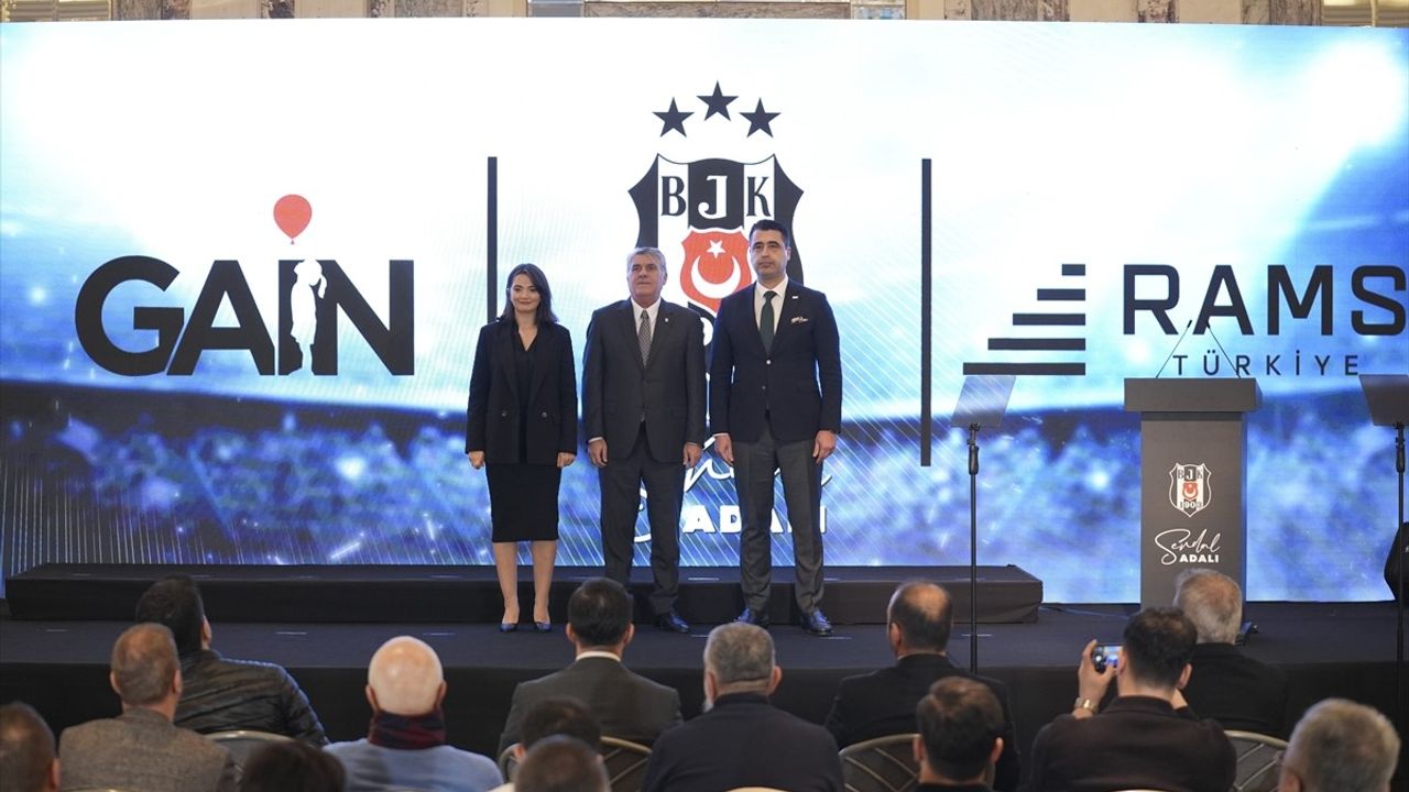 Serdal Adalı, Beşiktaş Yönetim Kurulunu Tanıttı ve İki Sponsorla Protokol İmzaladı