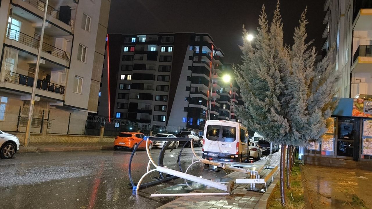 Siirt'te Şiddetli Rüzgar Otobüs Durağını Devirdi