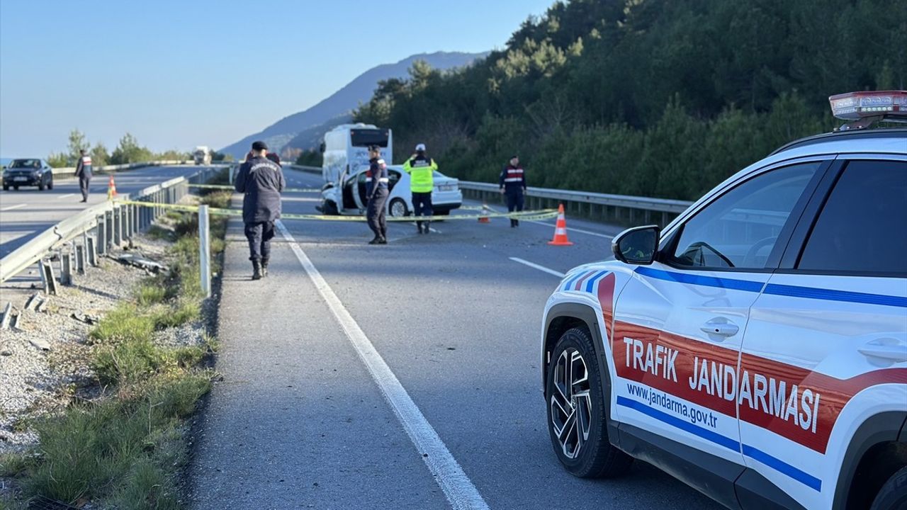 Sinop'ta Bariyere Çarpan Otomobilde 5 Yaralı