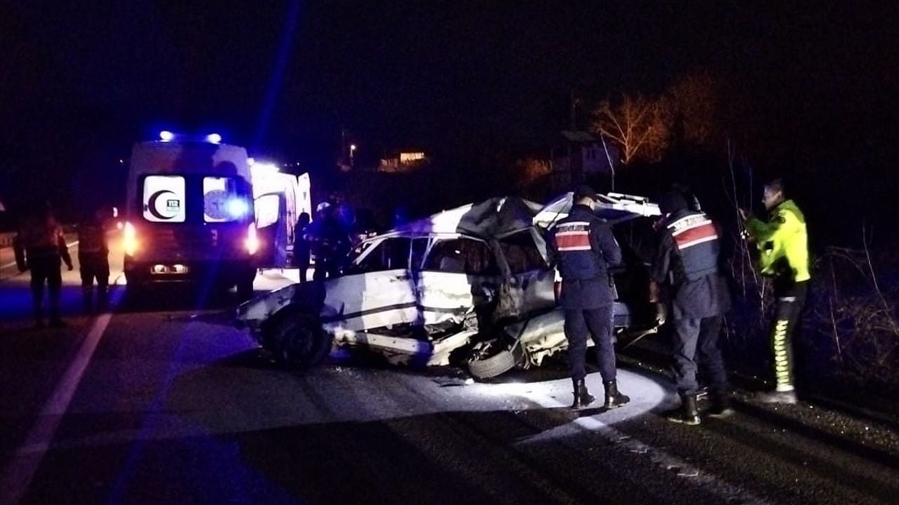 Sinop'ta Otomobil ve Yolcu Otobüsü Çarpıştı: 2 Ölü