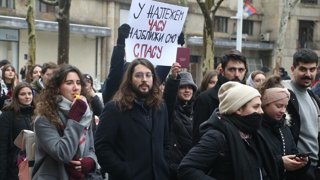 Sırbistan'da Öğrencilerden Ölümlü Kazaya Tepki Gösterisi