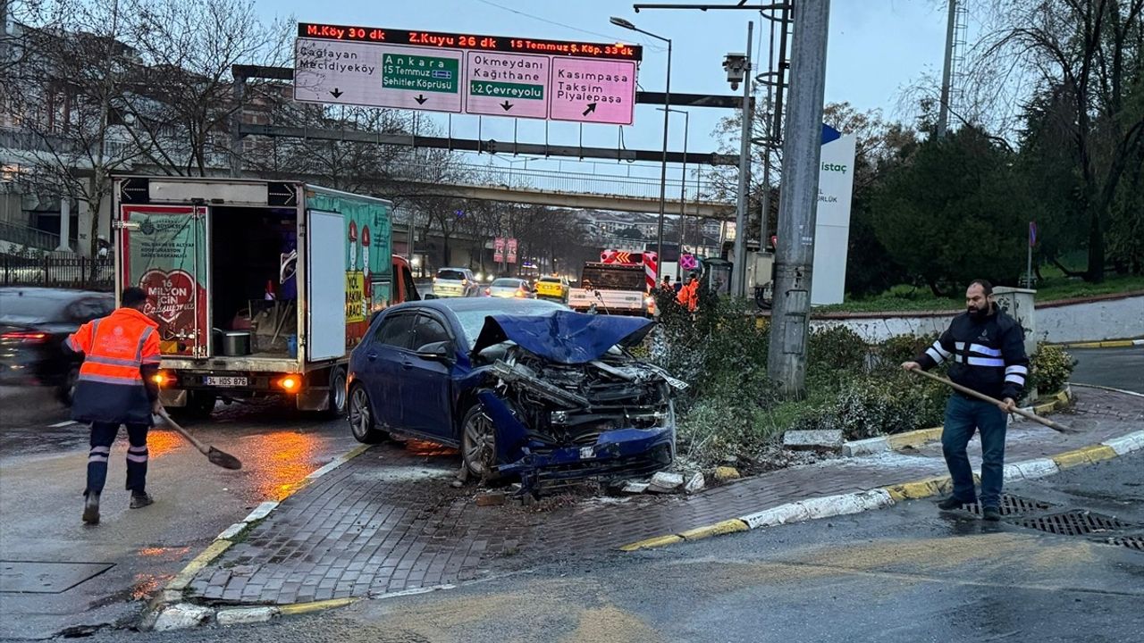 Şişli'de Direğe Çarpan Araçta İki Kişi Yaralandı