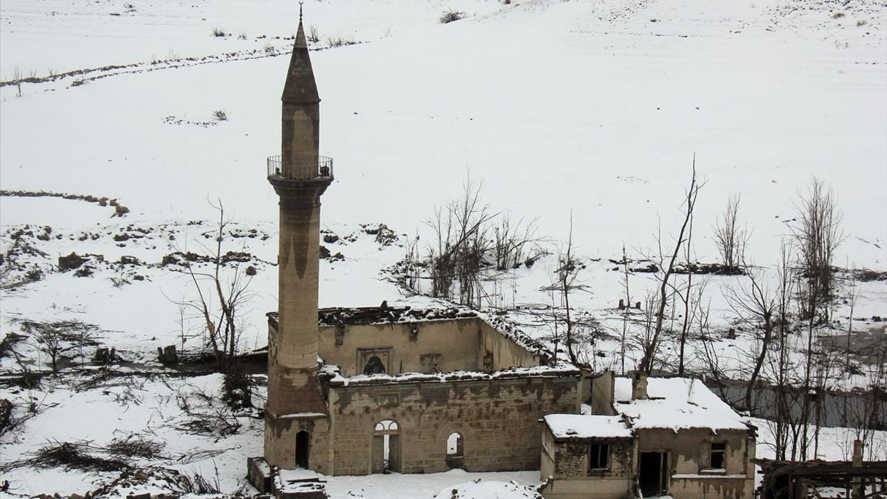 Sivas'ta Baraj Altında Kalan Köy 16 Yıl Sonra Beyaza Büründü