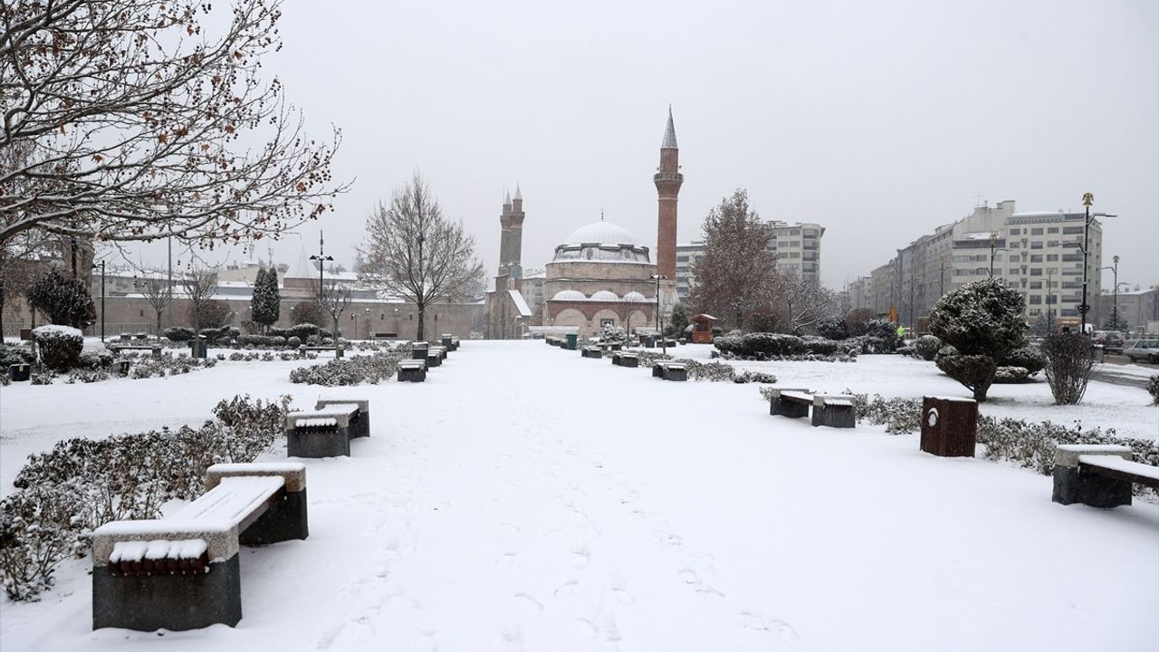 Sivas'ta Kar Yağışı Kenti Beyaza Bürüdü