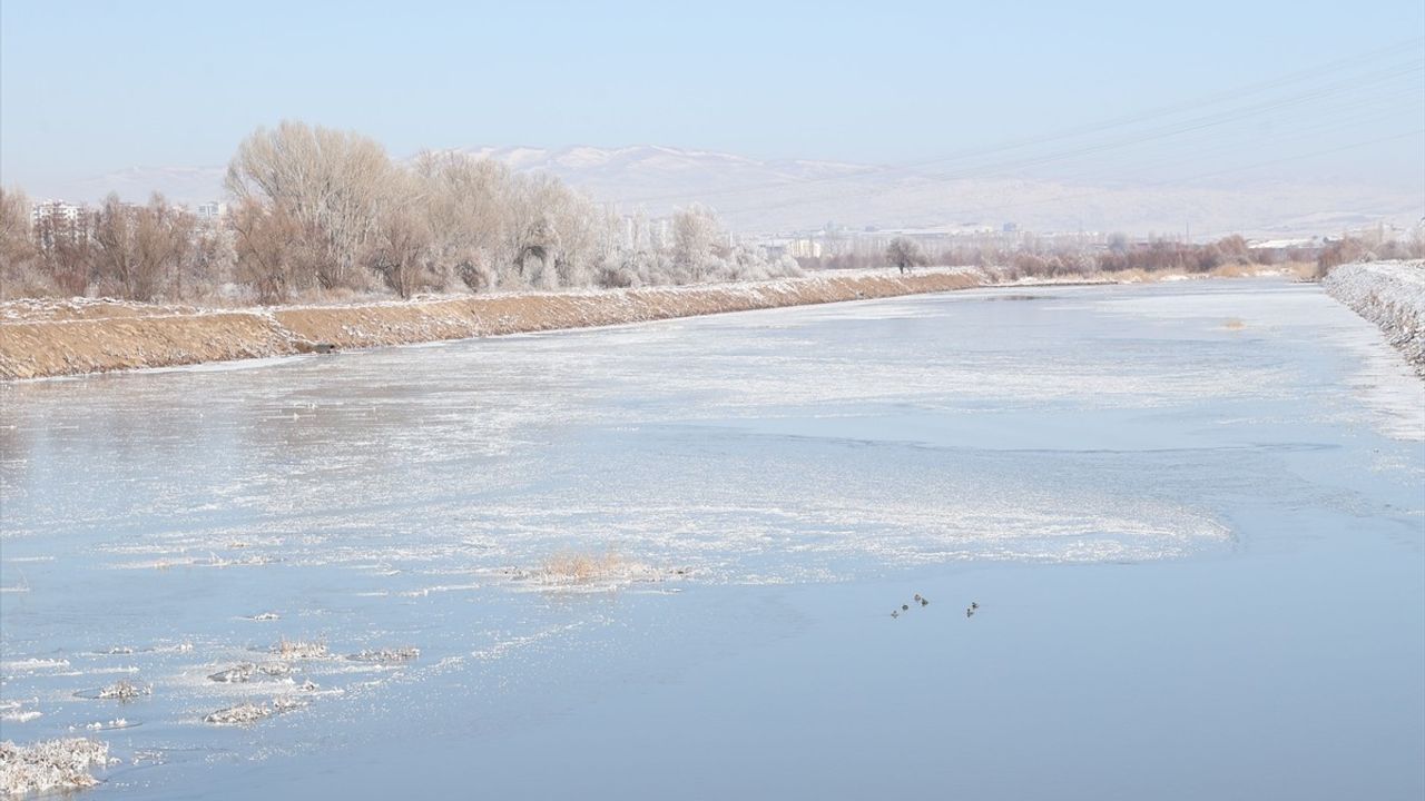 Sivas'ta Kızılırmak Nehri Buzla Kaplandı: Altınyayla Türkiye'nin En Soğuk Yeri