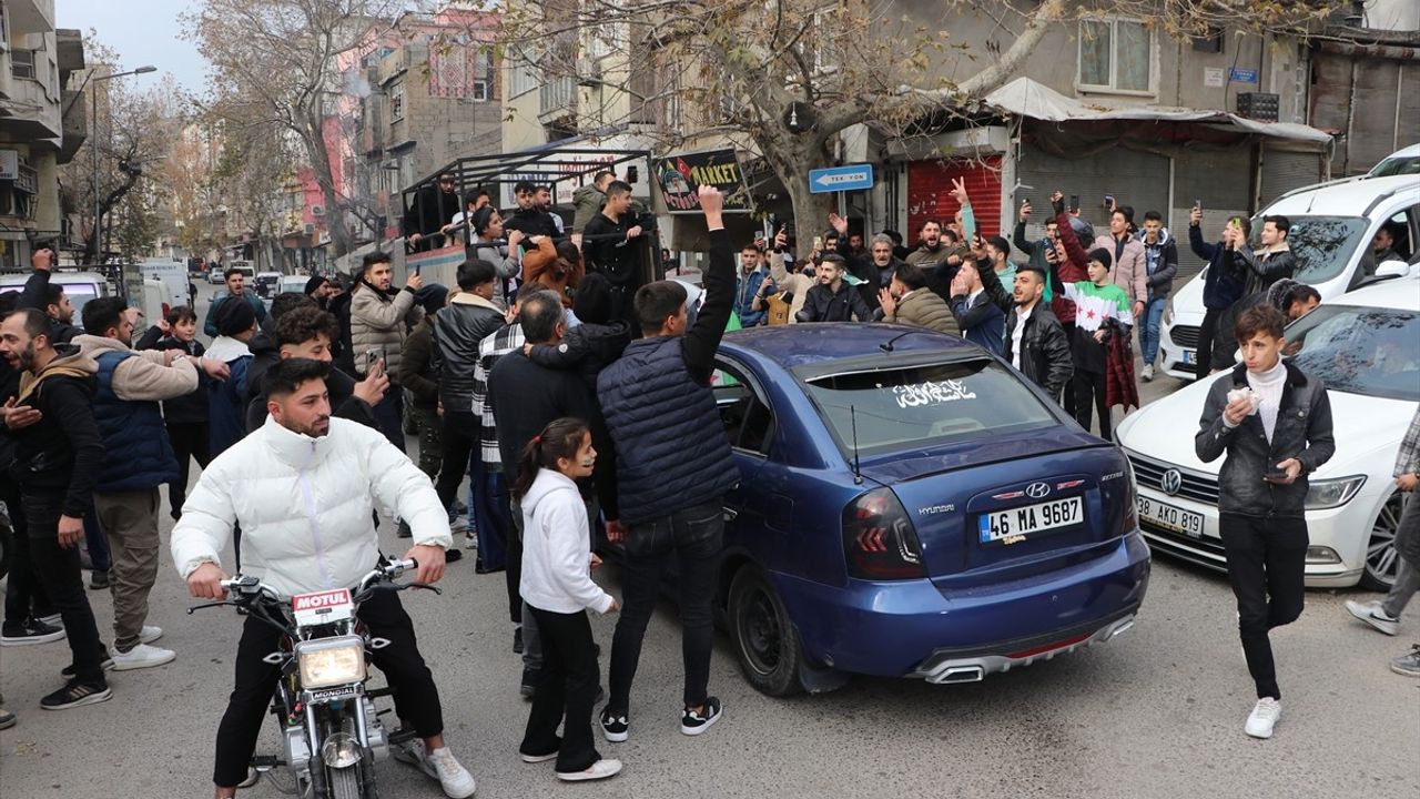 Suriyeliler, Baas Rejiminin Devrilmesini Türkiye'de Coşkuyla Kutladı