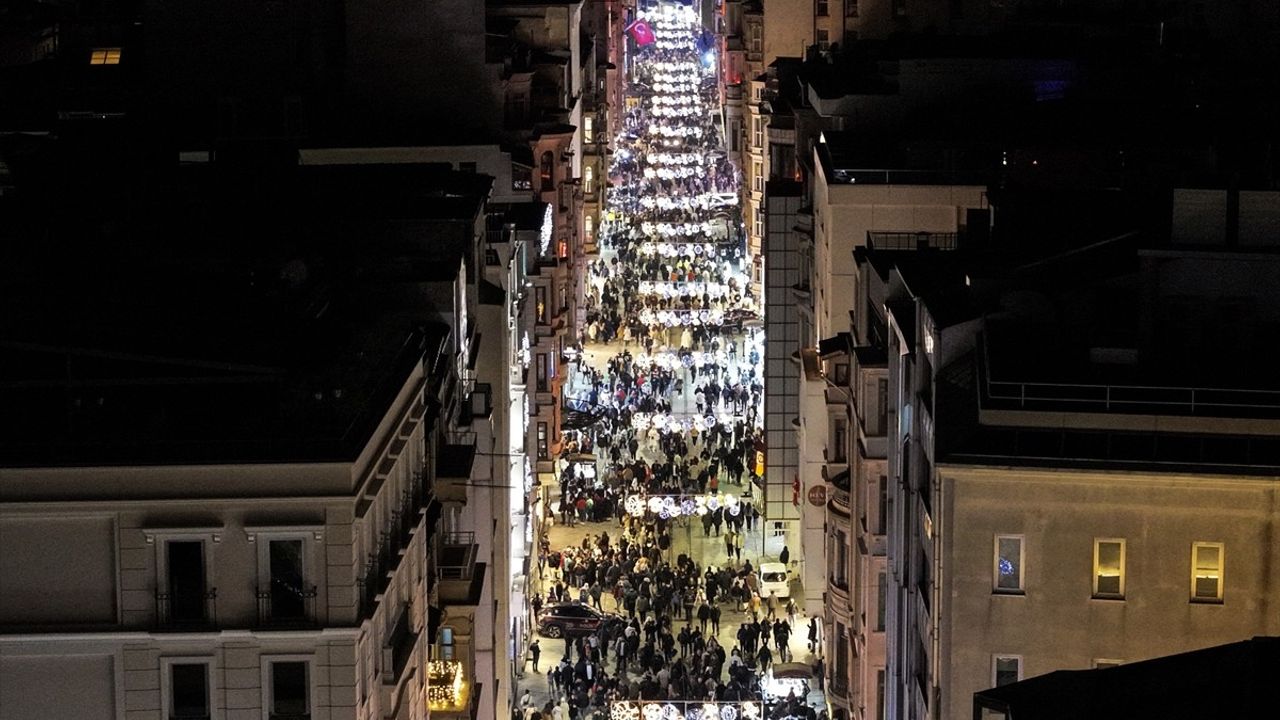 Taksim Meydanı ve İstiklal Caddesi Yılbaşı Havasında Buluştu