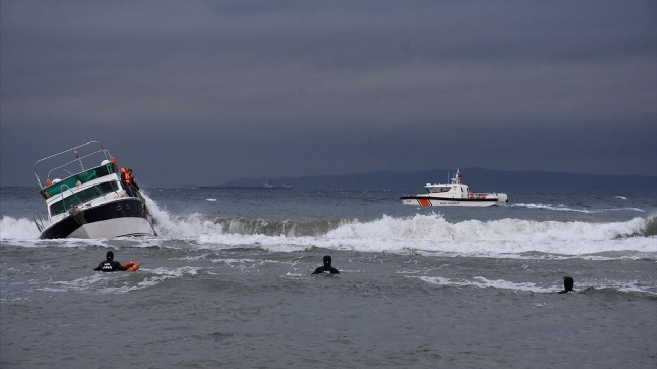 Tekirdağ'da Fırtına Nedeniyle Yatan Teknedeki İki Kişi Kurtarıldı