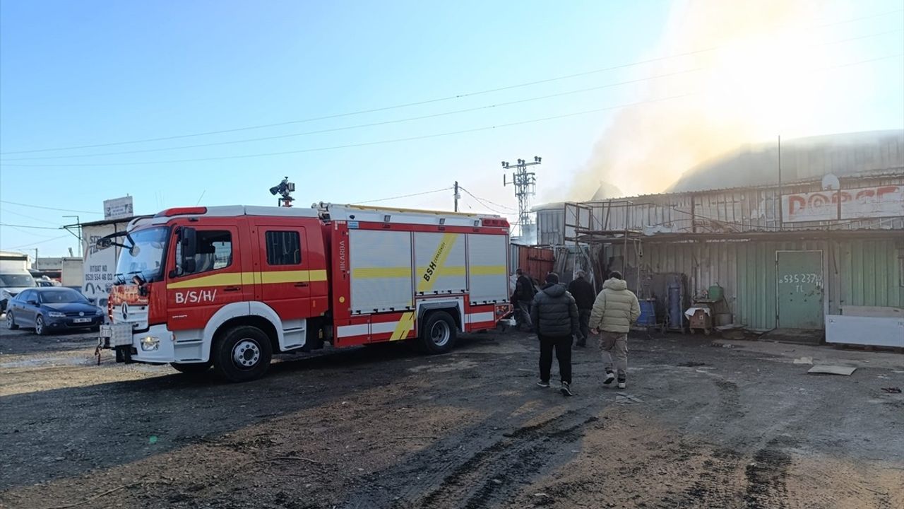 Tekirdağ'da Konteyner İmalathanesinde Yangın: Bir Kişi Hastaneye Kaldırıldı