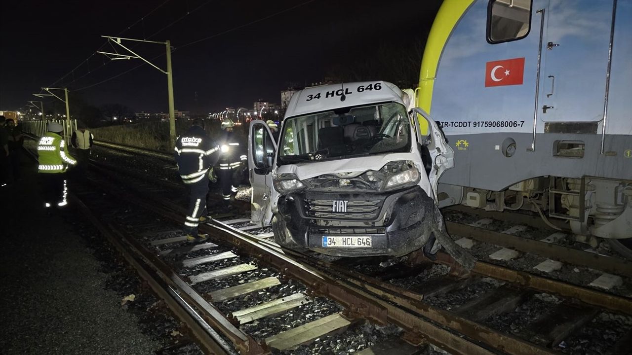 Tekirdağ'da Yük Treni, Servis Minibüsüne Çarptı: 4 Yaralı