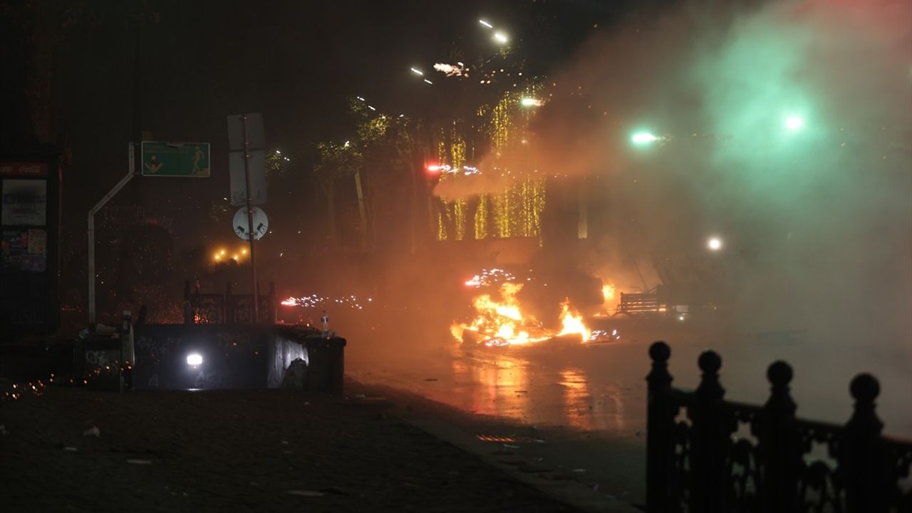 Tiflis'te Göstericilerin Barikatları Polisin Müdahelesiyle Aşıldı