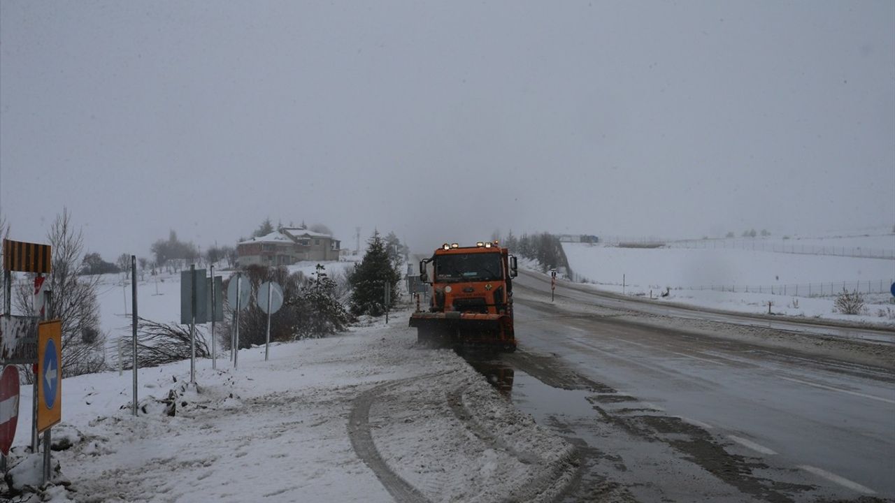 Tokat-Sivas Kara Yolunda Kar Yağışı Etkili Oldu