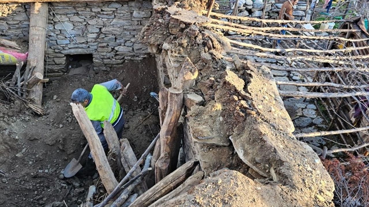 Uşak'ta Çatısı Çöken Ağıldan Üç Koyun Hayatını Kaybetti