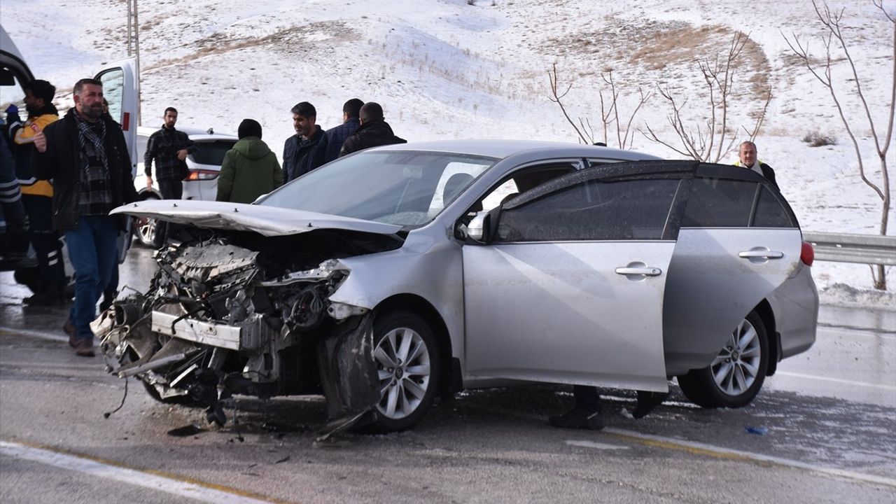 Van'da Otomobil Bariyerlere Çarptı: 5 Yaralı