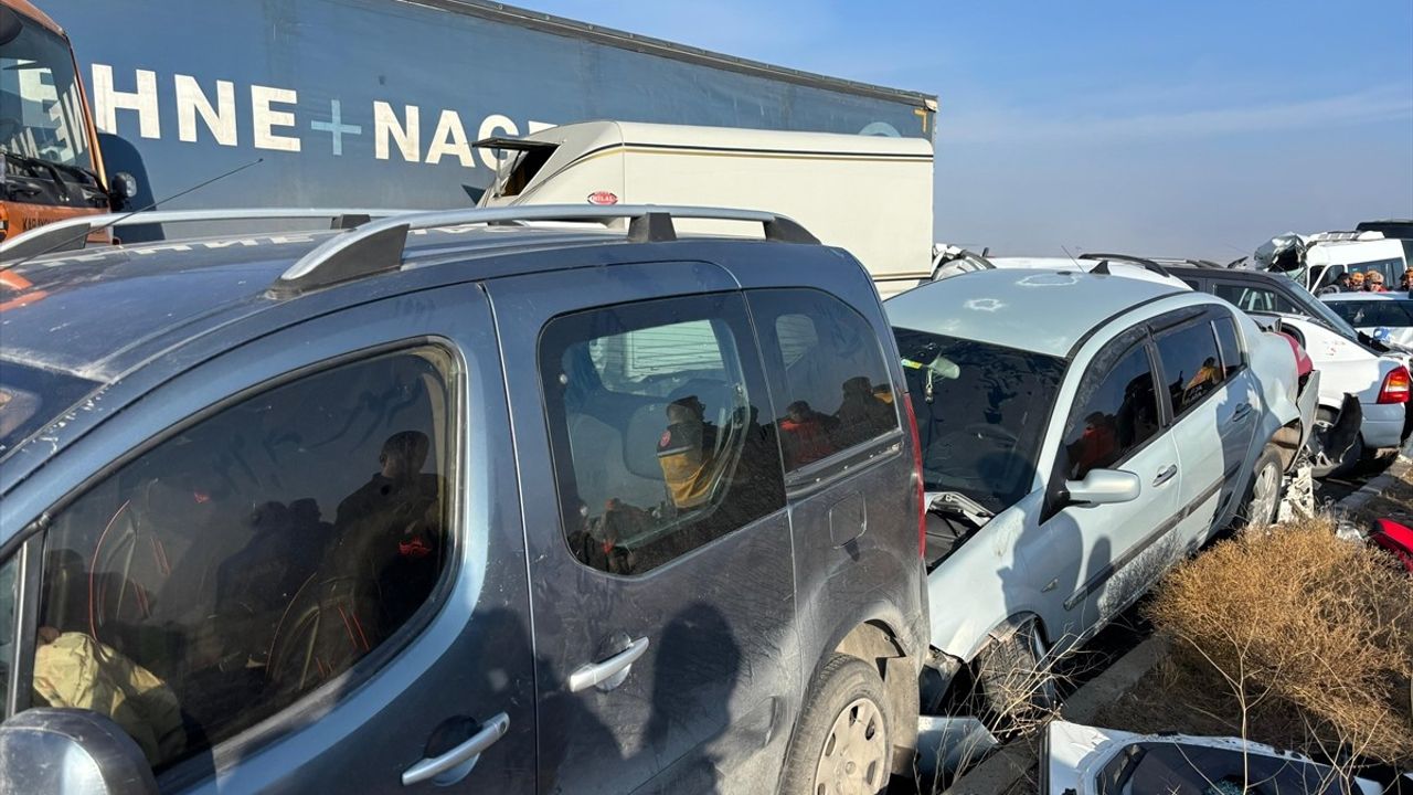 Van'da Zincirleme Trafik Kazası: 1 Ölü, 51 Yaralı