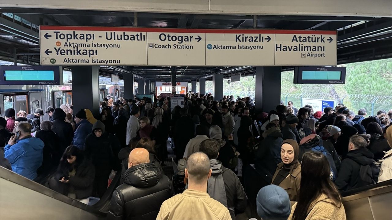 Yenikapı-Atatürk Havalimanı Metro Hattı'nda Teknik Arıza Seferleri Durdurdu