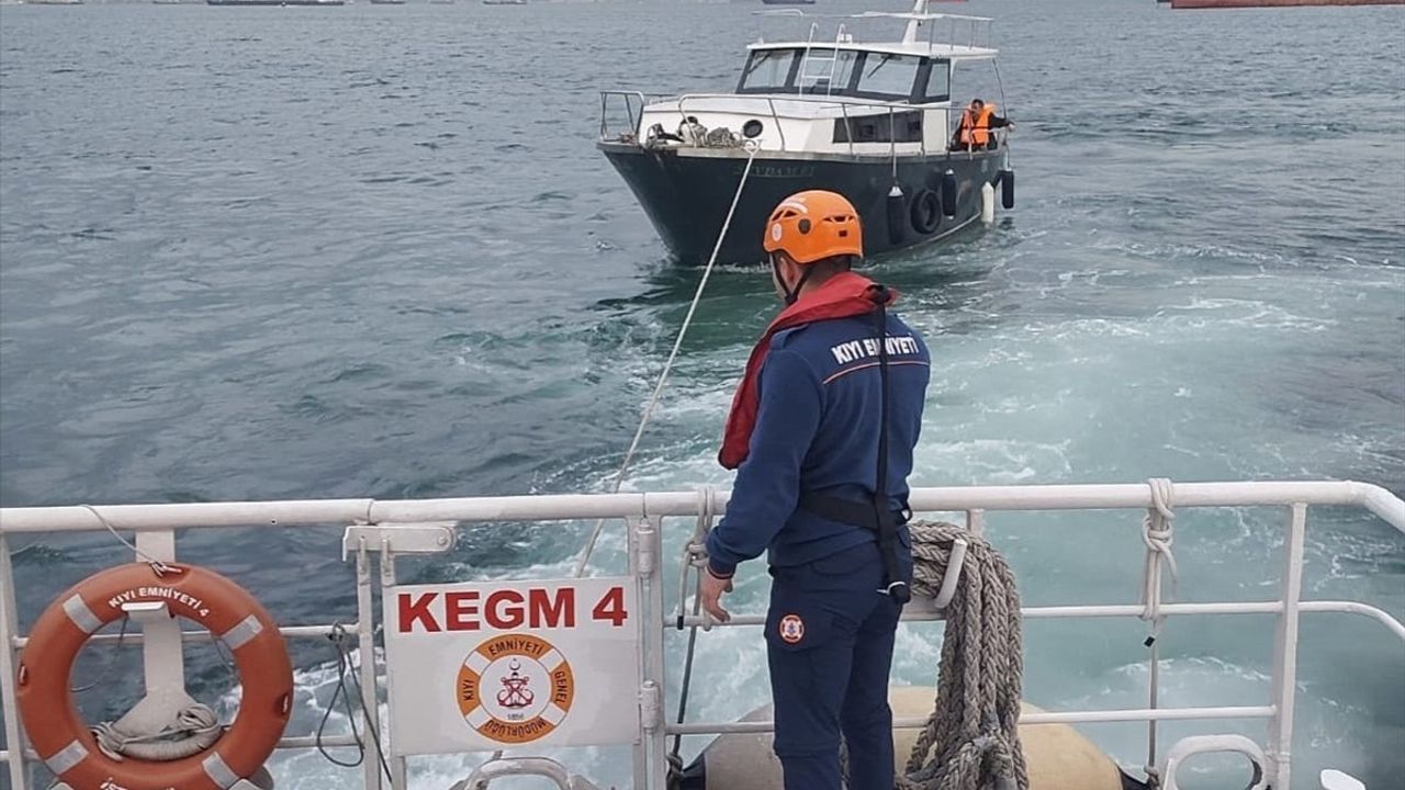 Zeytinburnu'nda Sürüklenen Tekne Kurtarıldı