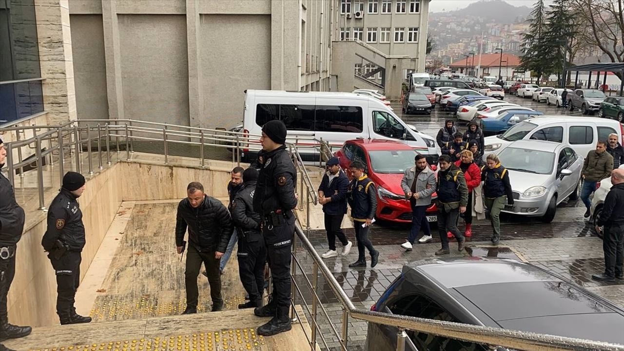 Zonguldak'ta Bıçak ve Keserle Yaralanan 3 Kişi: 3 Şüpheli Tutuklandı