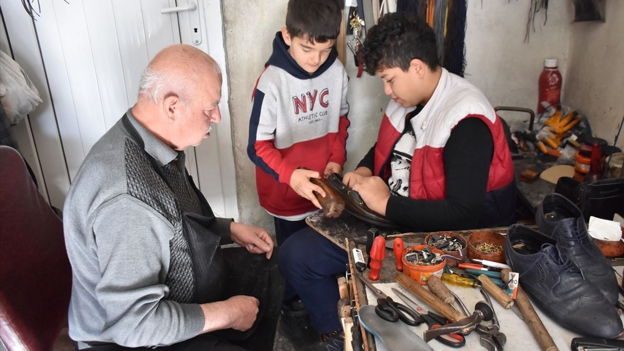 45 Yıldır Ayakkabı Tamirciliği Yapan Mehmet Necat Karayazgan: 'Meslek Altın Bileziktir'