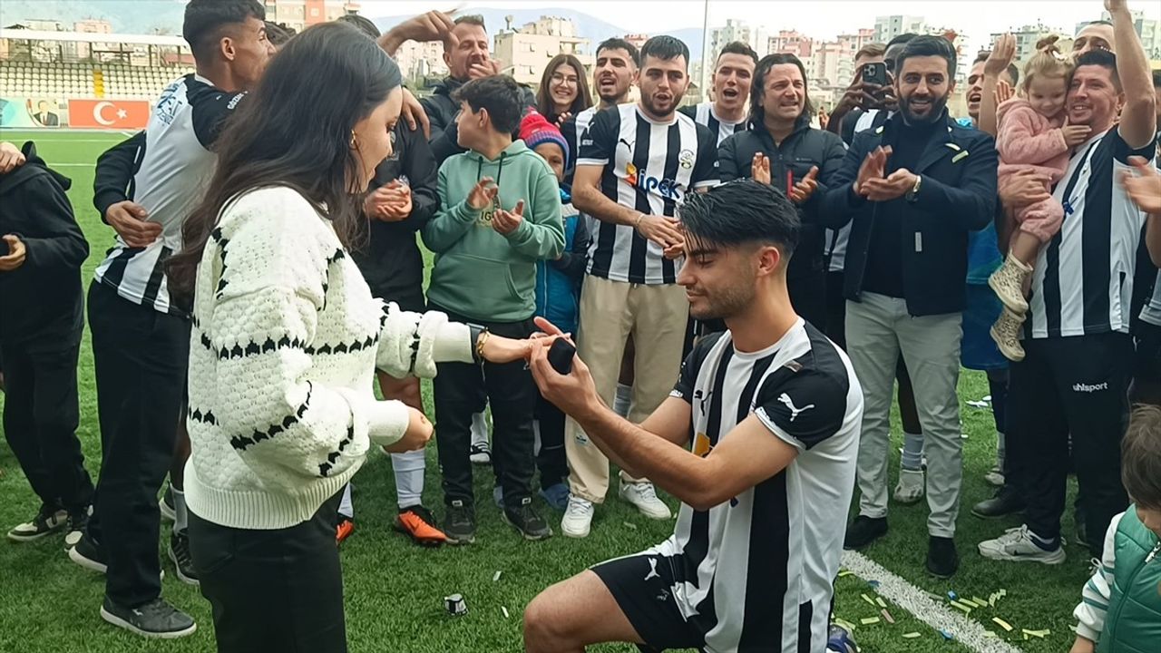 Adana'da Amatör Futbolcu Yeşil Sahada Evlenme Teklifi Yaptı