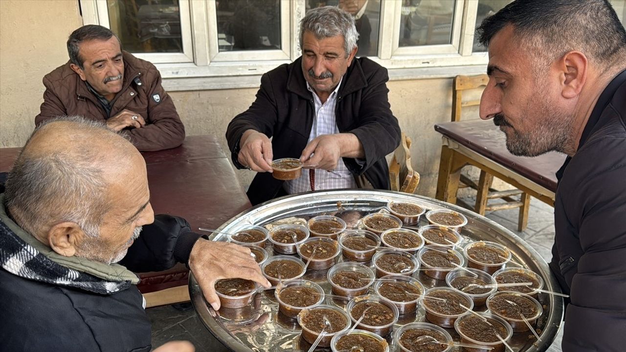 Adana'da Ferdi Tayfur İçin Helva Dağıtımı Yapıldı